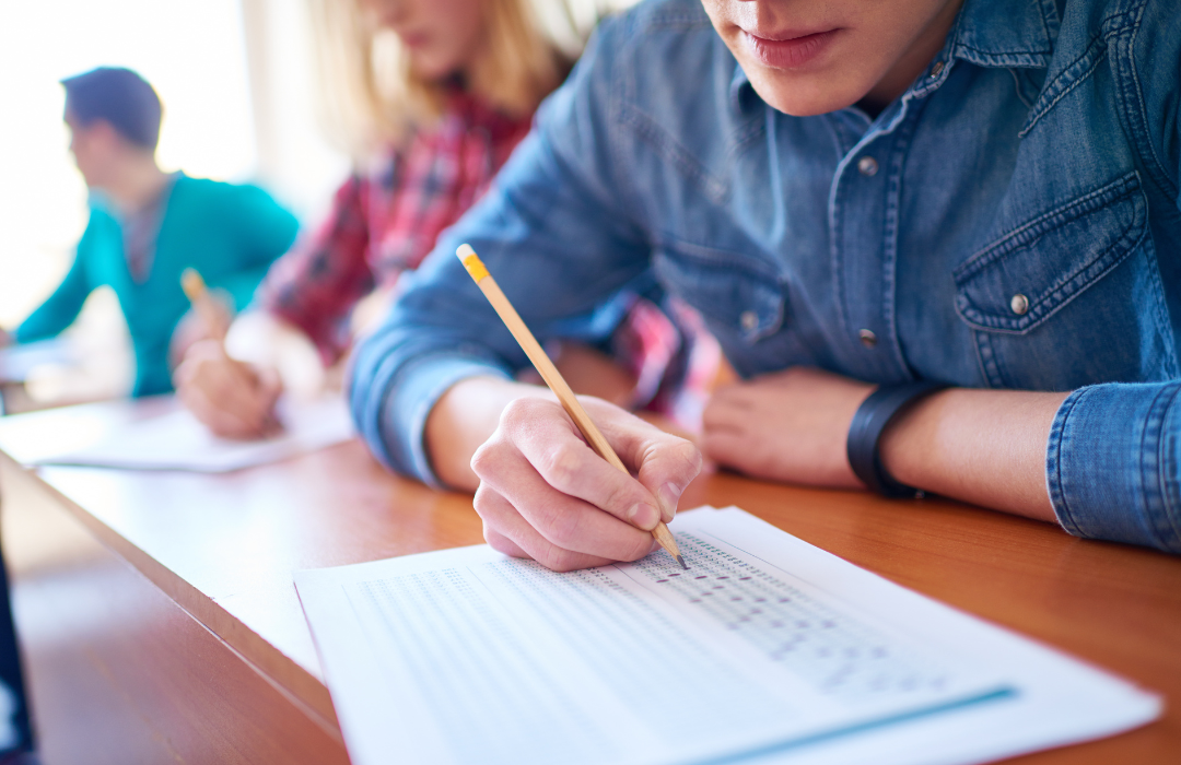 Pessoa prestando prova de concurso público.
