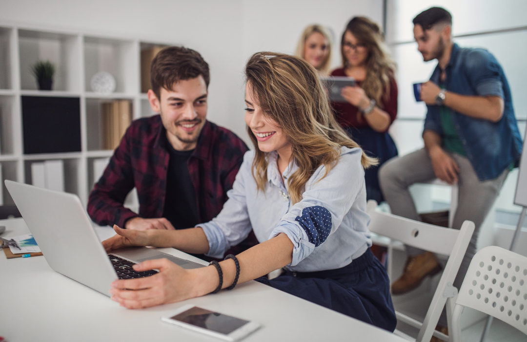 Pessoas estudando em grupo.