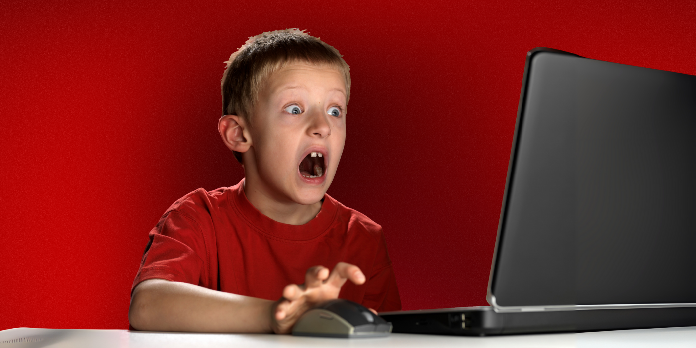 Adolescente em frente a um computador confusa.